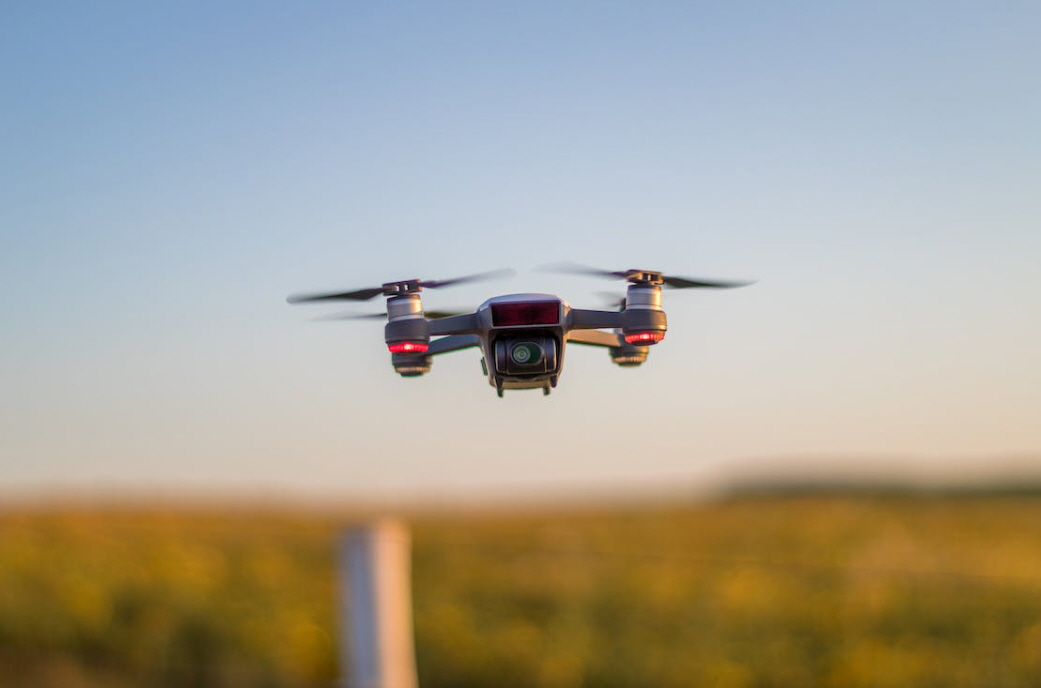 Drony to popularna zabawa, polegająca na pilotowaniu małych, zdalnie sterowanych latających maszyn. Istnieje wiele różnych rodzajów dronów, które mogą