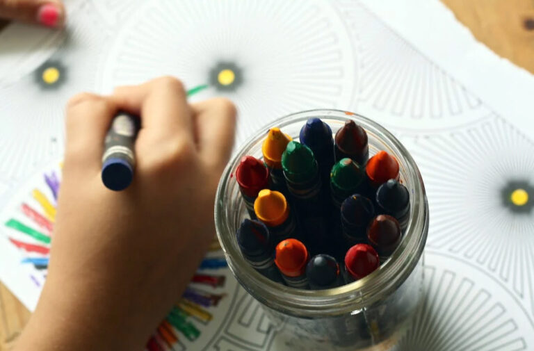 Artykuły plastyczne i szkolne – jak wybrać najlepsze dla Twojego dziecka?