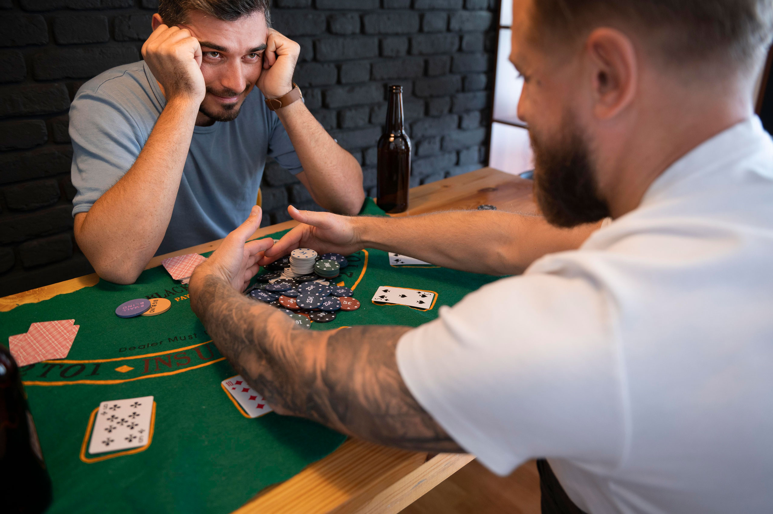 Zestaw do pokera blackjacka 500 żetonów 2 talie kart kości mata do gry zamykana walizka - obrazek 9